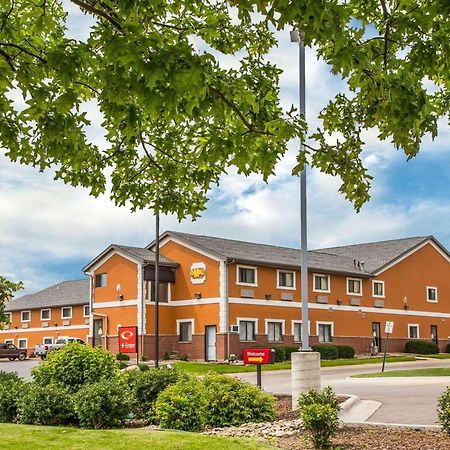 Econo Lodge Cedar Rapids Bagian luar foto
