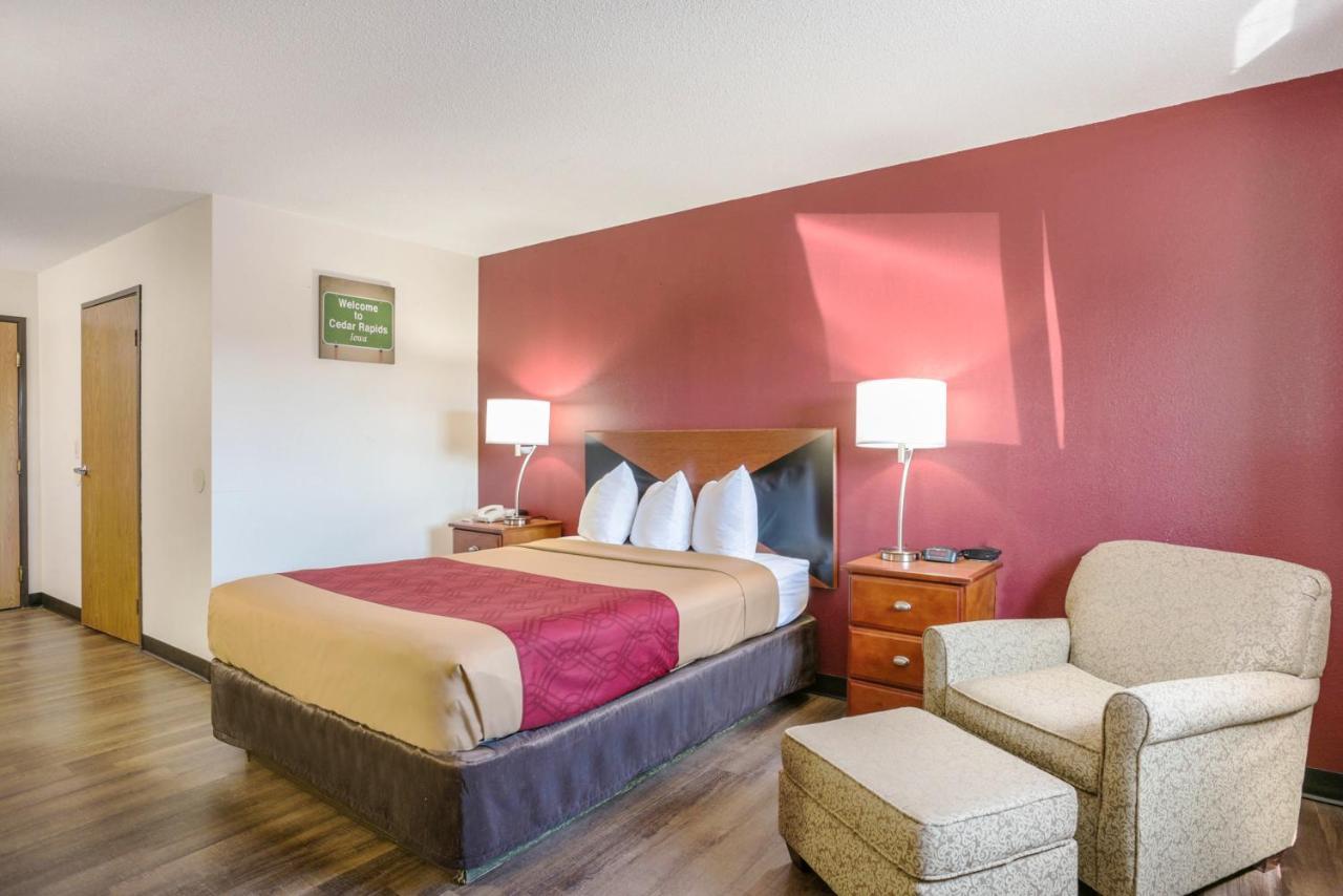 Econo Lodge Cedar Rapids Bagian luar foto