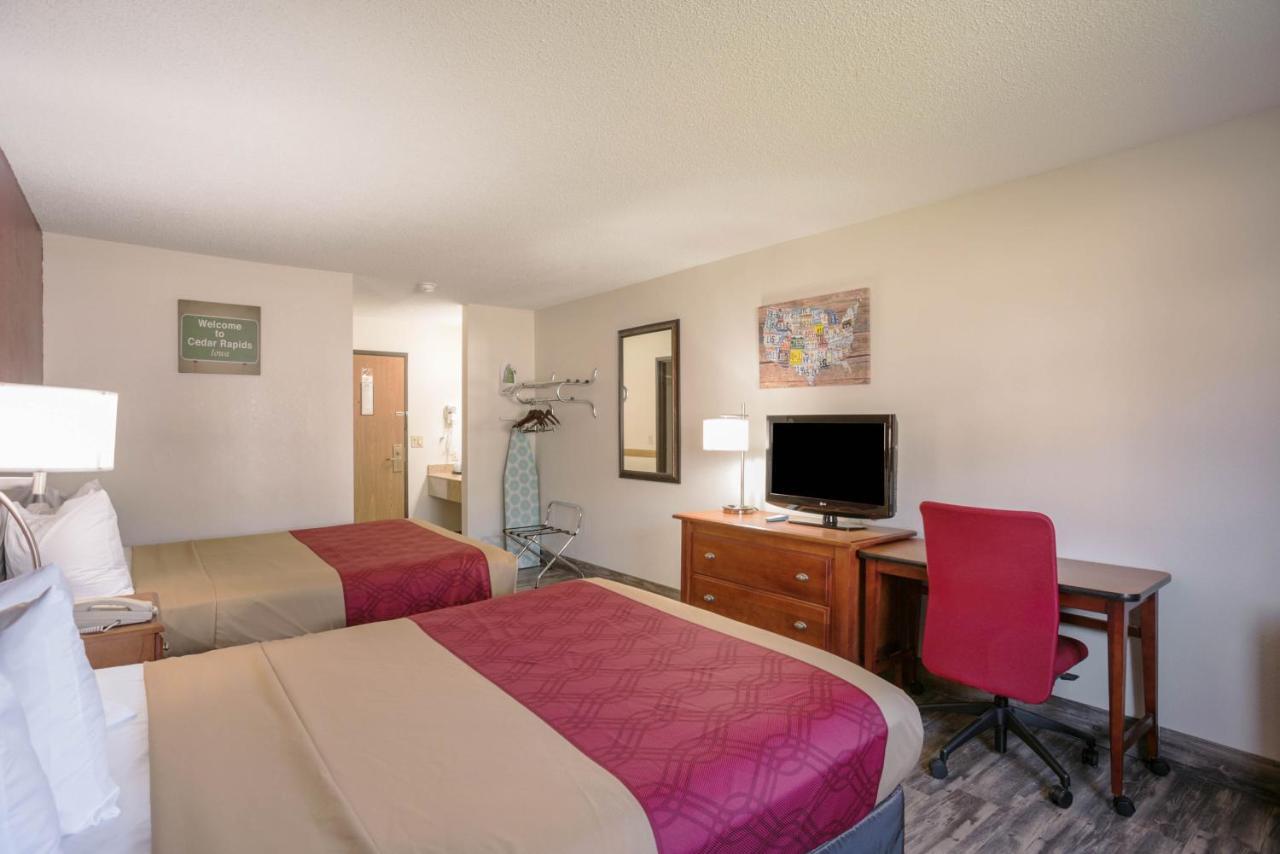 Econo Lodge Cedar Rapids Bagian luar foto