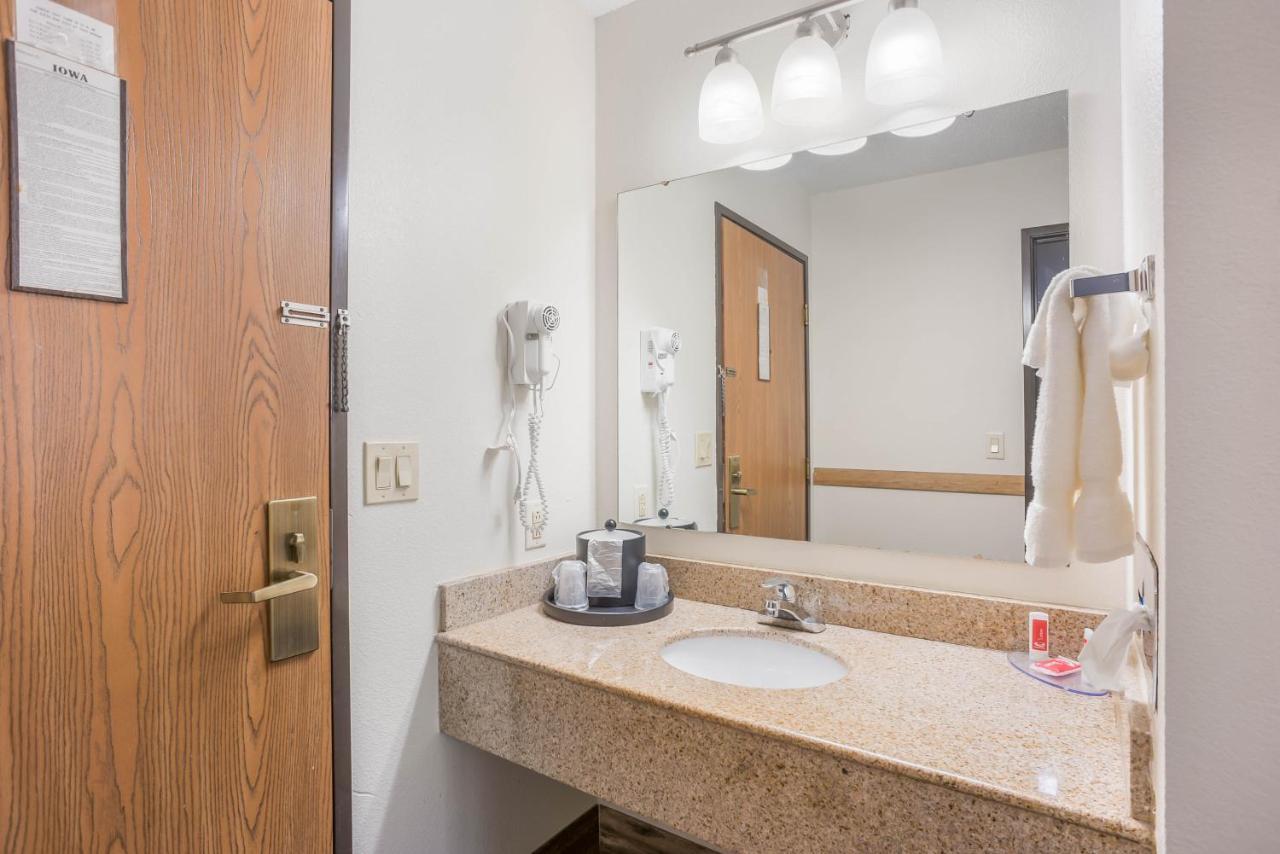 Econo Lodge Cedar Rapids Bagian luar foto