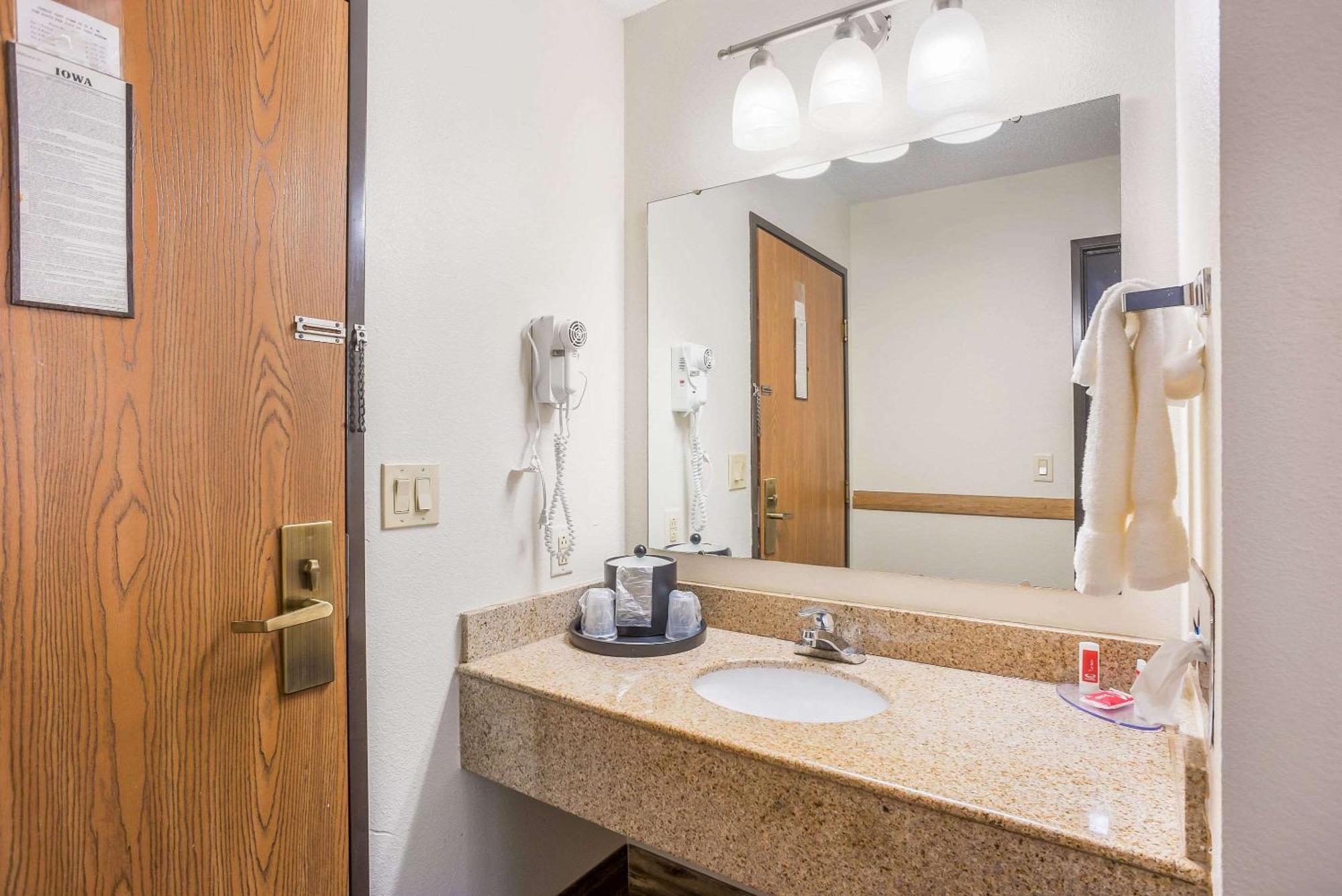 Econo Lodge Cedar Rapids Bagian luar foto