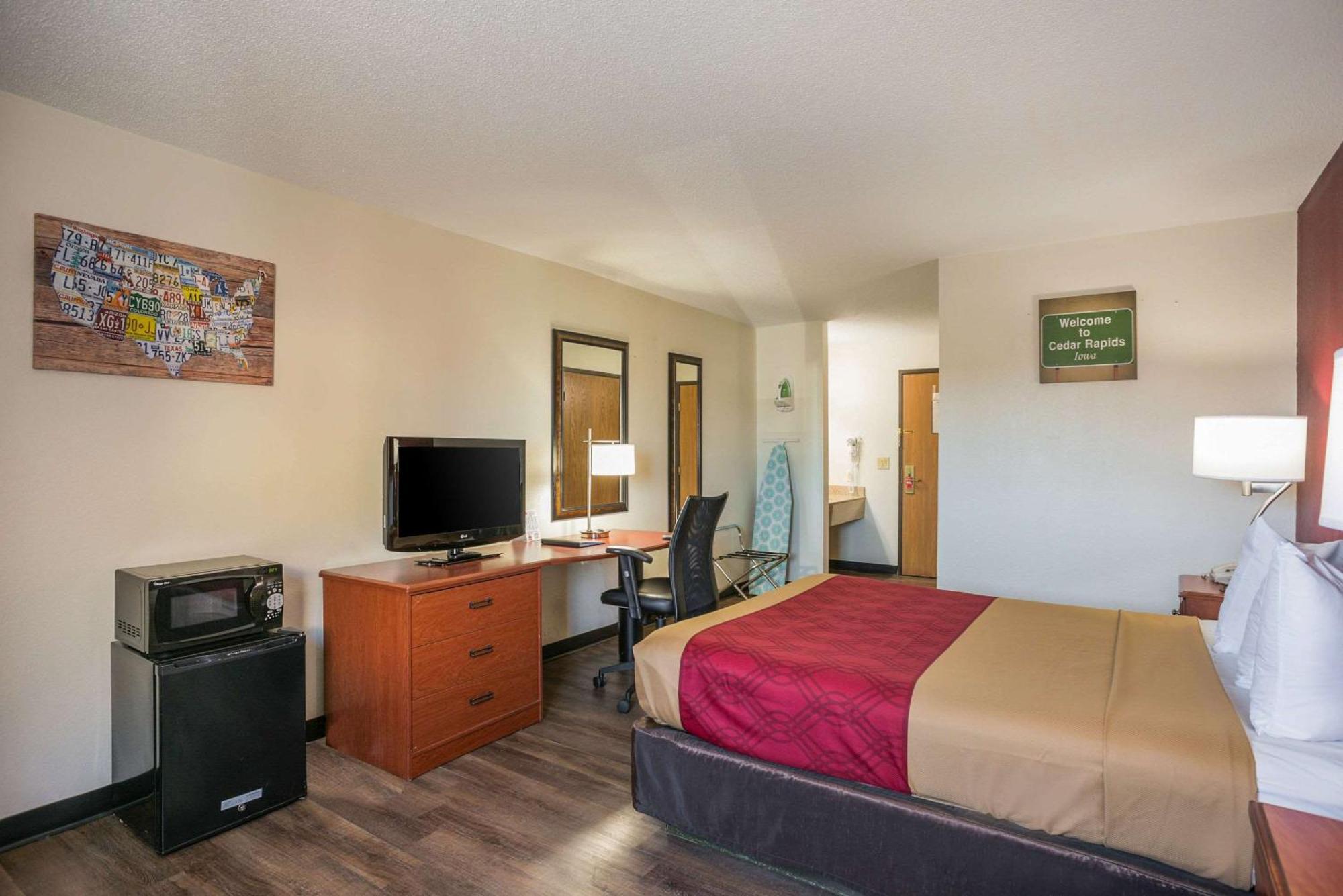 Econo Lodge Cedar Rapids Bagian luar foto