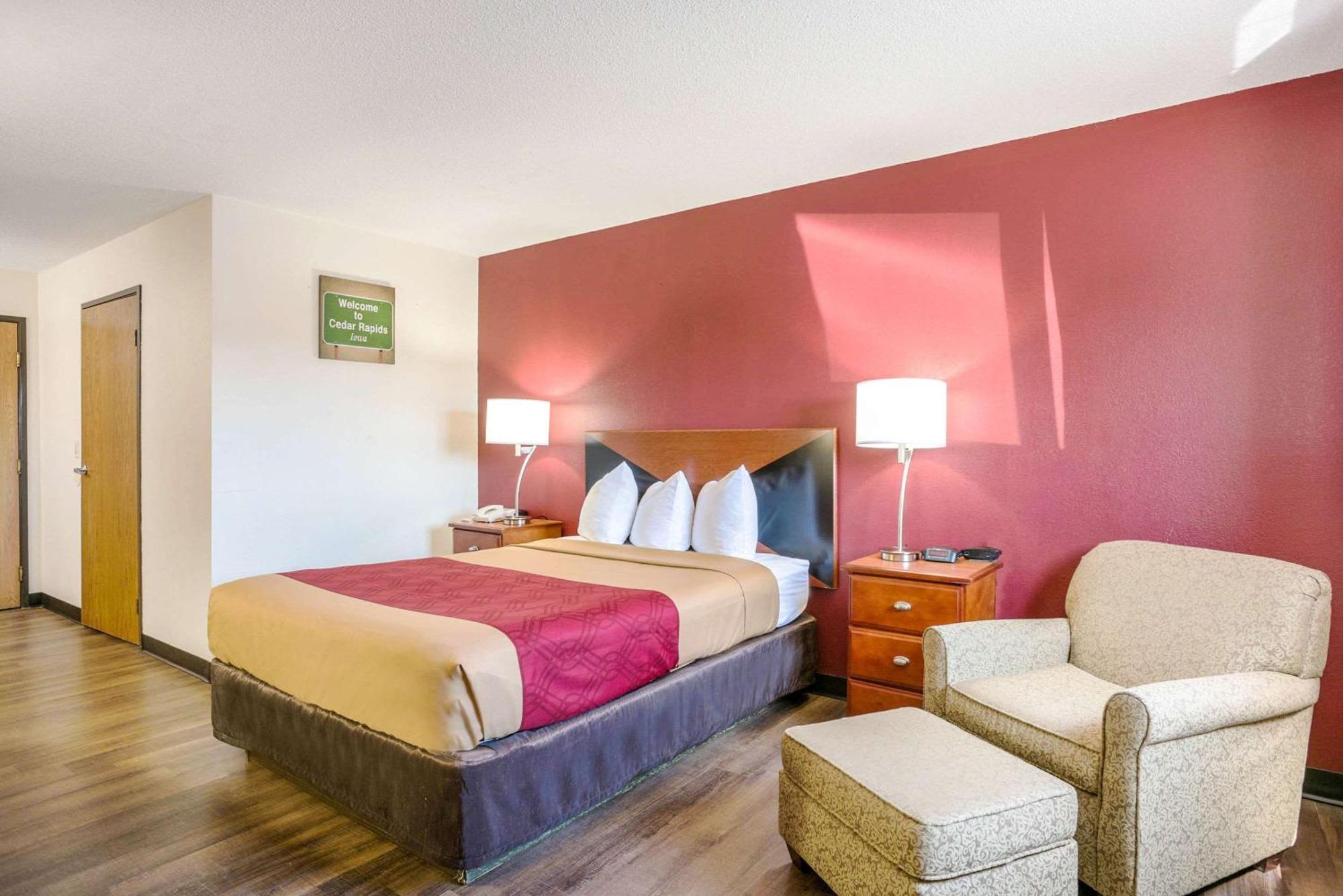 Econo Lodge Cedar Rapids Bagian luar foto