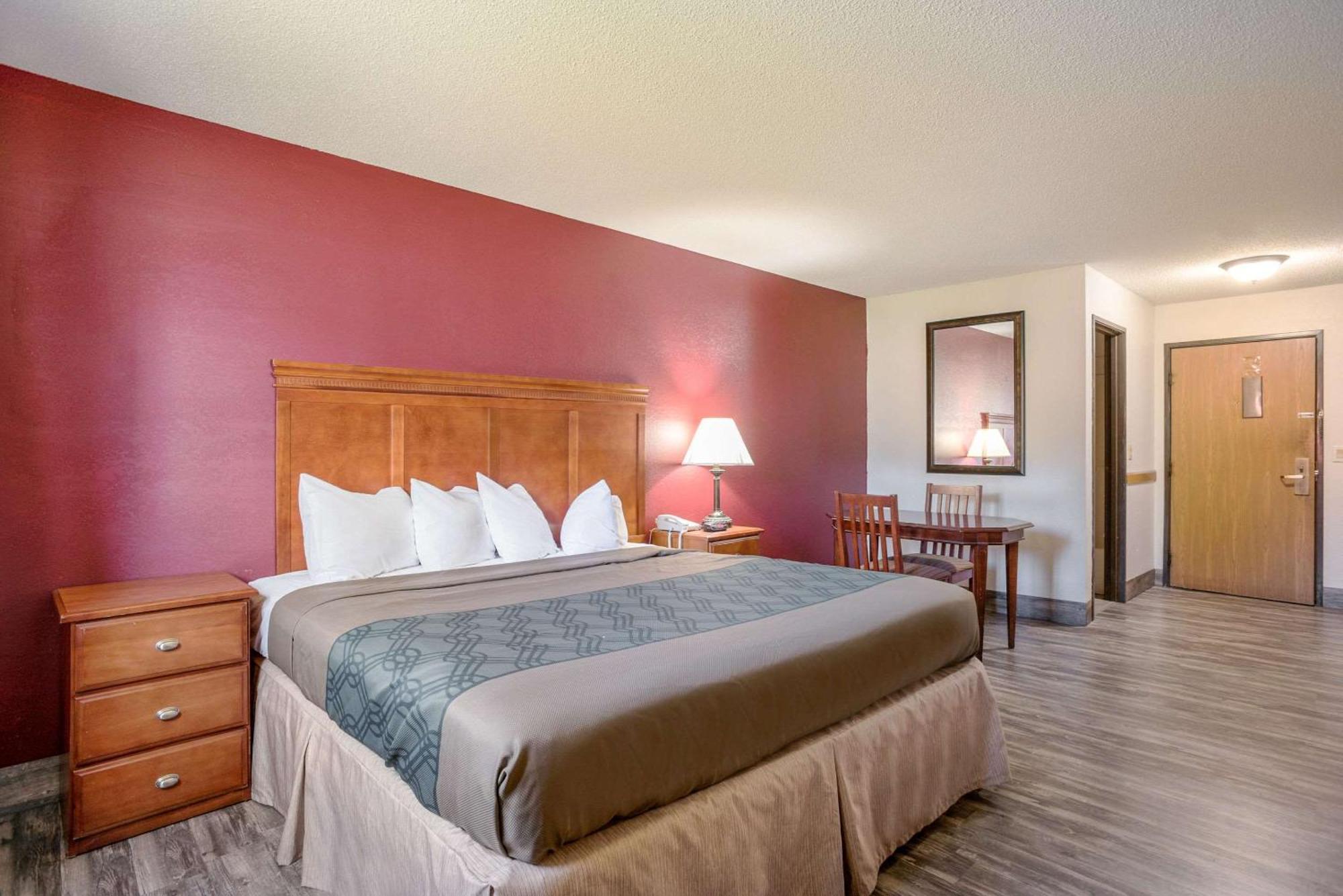 Econo Lodge Cedar Rapids Bagian luar foto