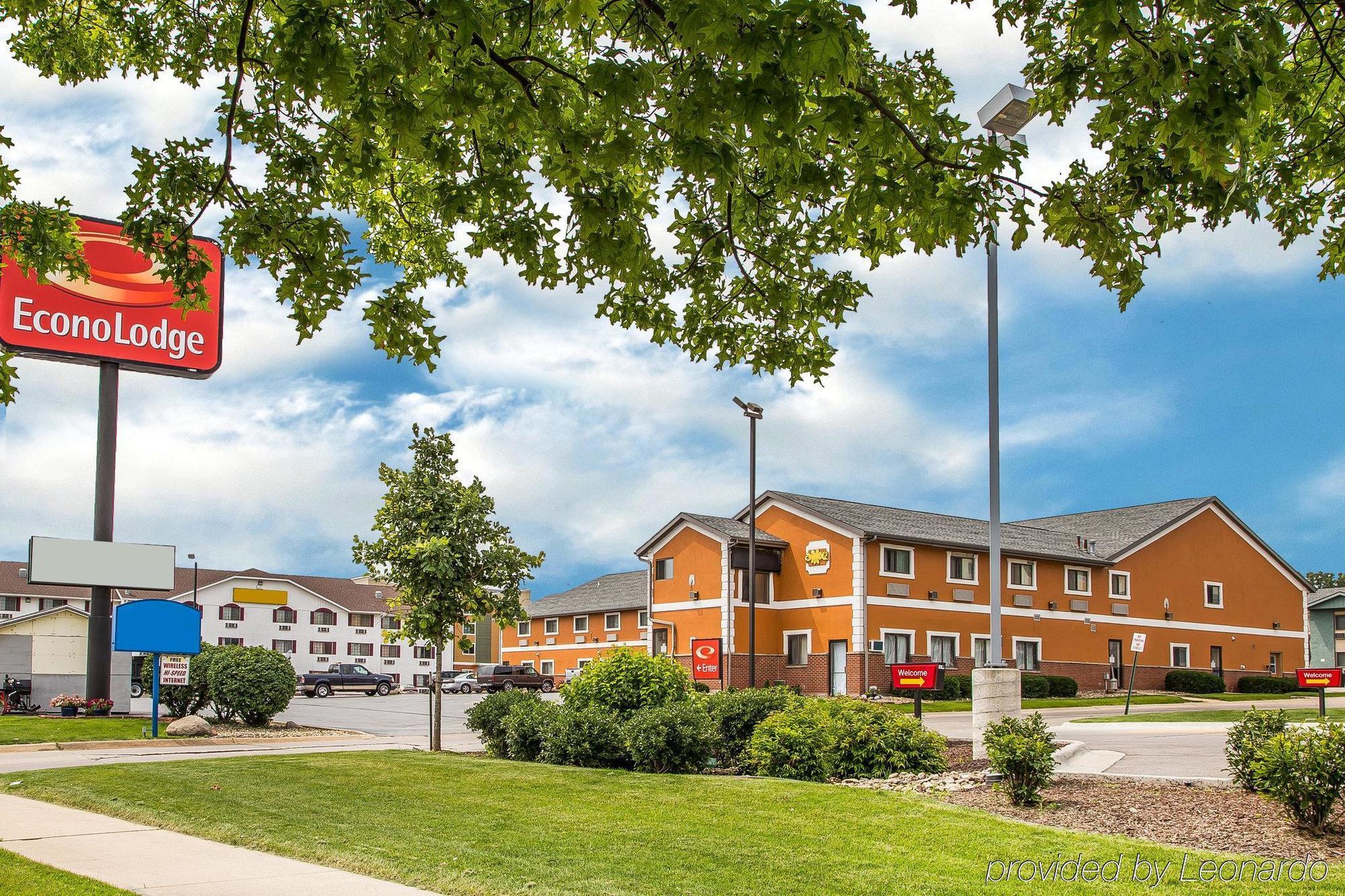 Econo Lodge Cedar Rapids Bagian luar foto