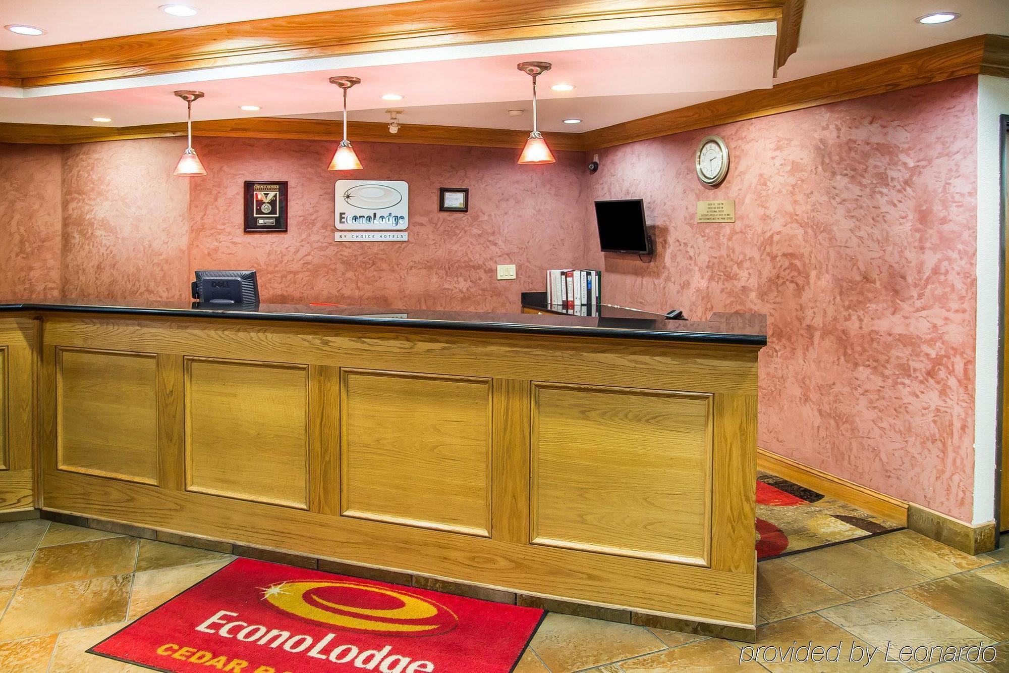 Econo Lodge Cedar Rapids Bagian luar foto