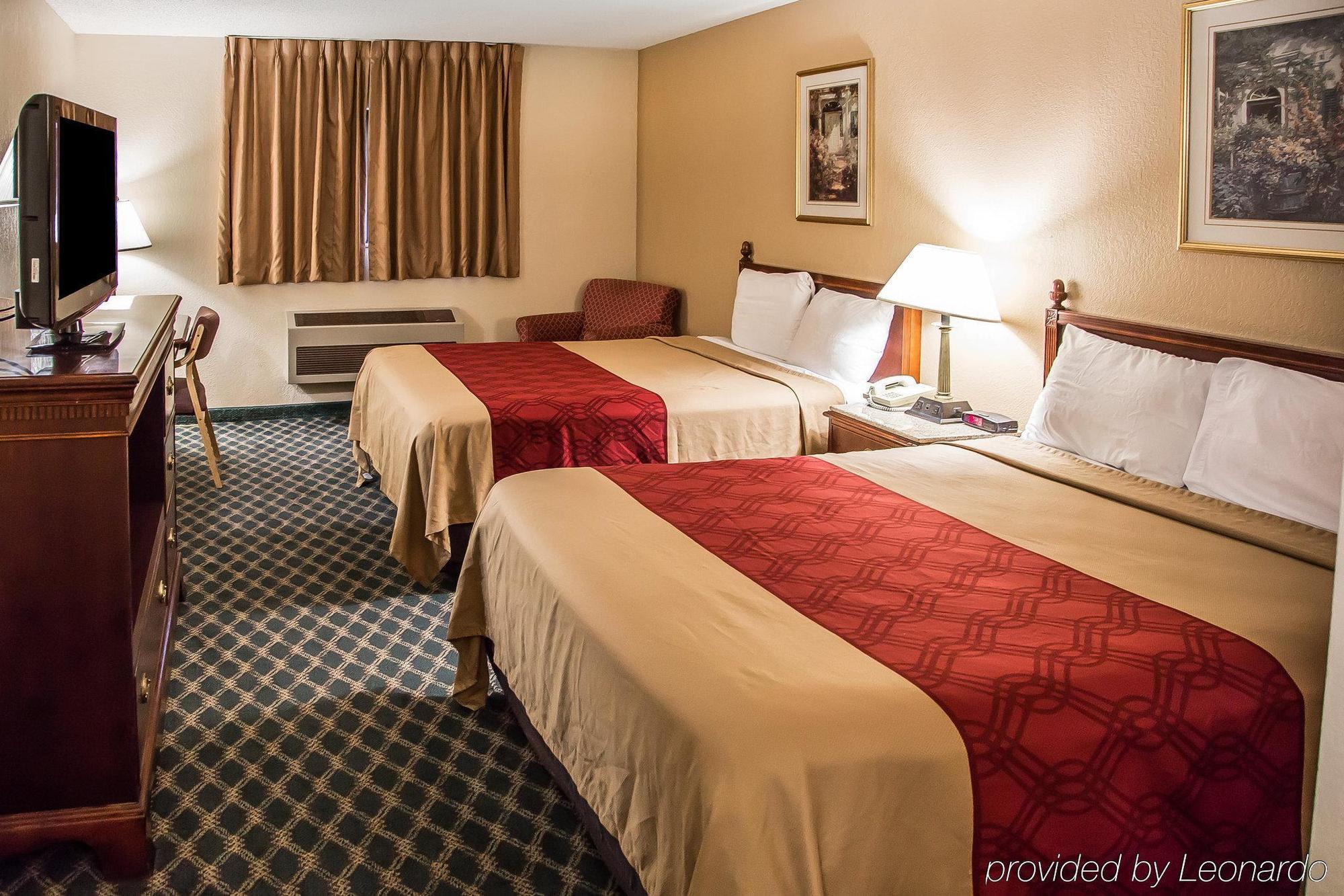 Econo Lodge Cedar Rapids Bagian luar foto