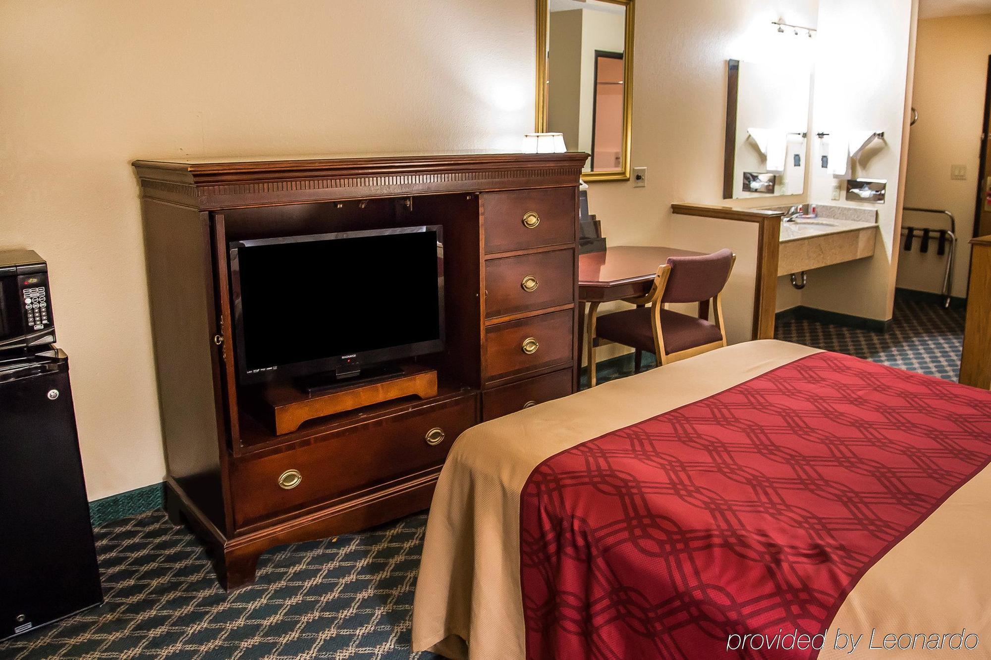 Econo Lodge Cedar Rapids Bagian luar foto