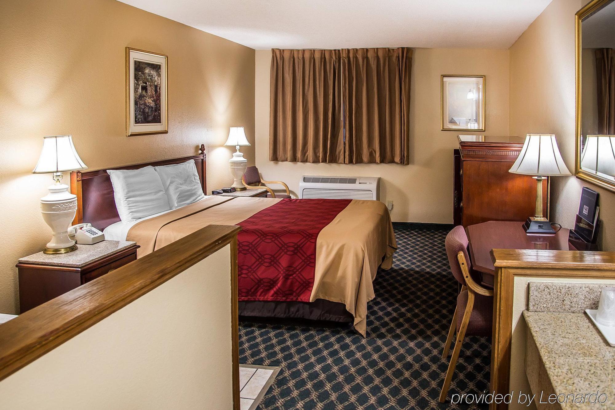 Econo Lodge Cedar Rapids Bagian luar foto
