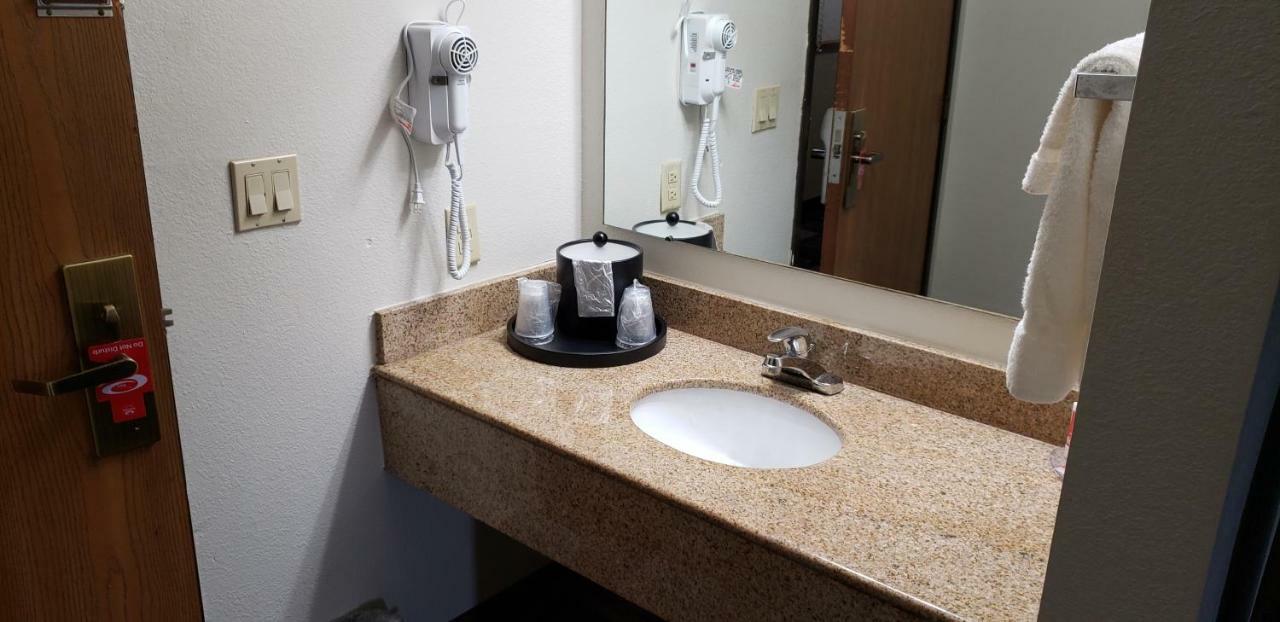 Econo Lodge Cedar Rapids Bagian luar foto
