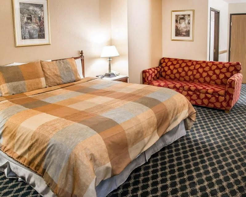 Econo Lodge Cedar Rapids Bagian luar foto